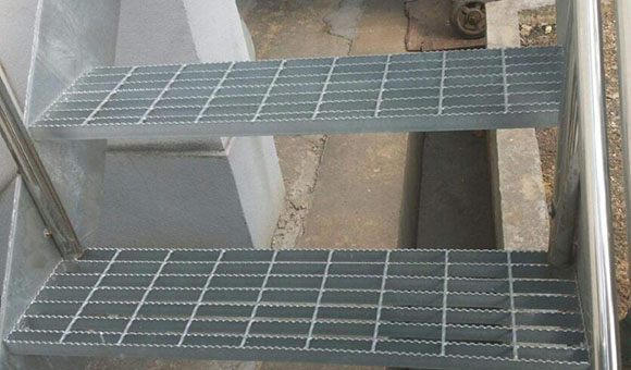 造成鍍鋅鋼格柵板損壞的原因